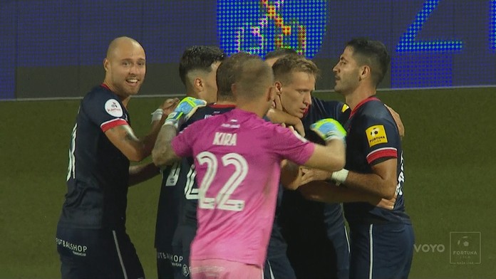 Hráči ViOn-u sa radujú po góle do siete Pohronia.