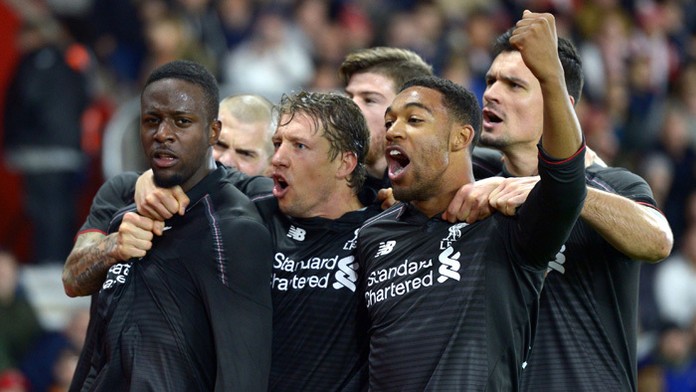 Hráč Liverpoolu Divock Origi (vľavo) sa teší po strelení gólu vo štvrťfinále Ligového pohára proti Southamptonu.