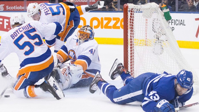 Hokejisti New York Islanders v bránke s Jaroslavom Halákom prehrali v Toronte 3:4. 