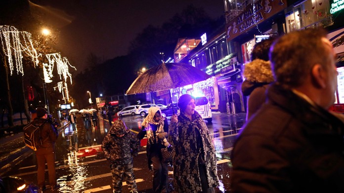 Okoloidúci pri klube Reina v Istanbule, kde sa strieľalo.