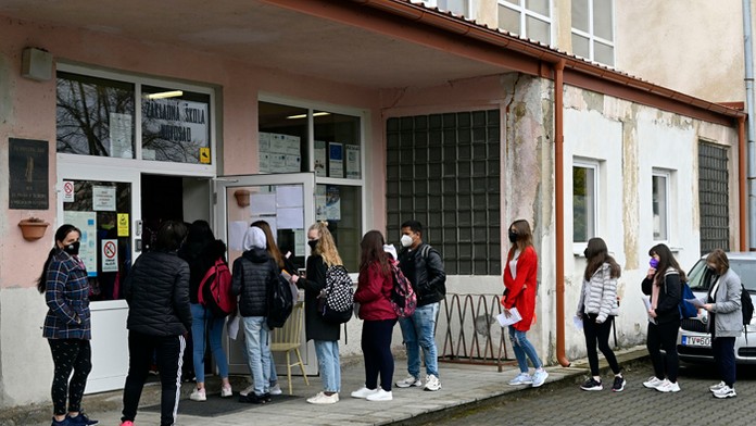 Žiaci počas príchodu do školy v Novosade, okrese Trebišov.