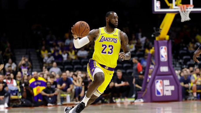 LeBron James v drese LA Lakers počas zápasu proti Denver Nuggets.