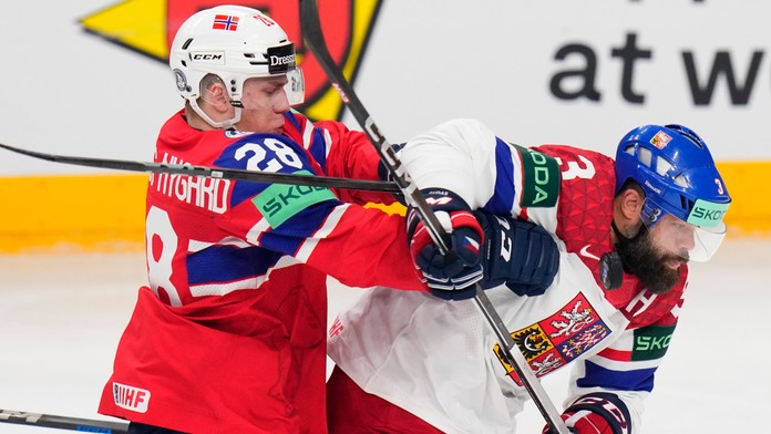 Nórsky hokejista Michael Brandsegg-Nygard a český hokejista Radko Gudas