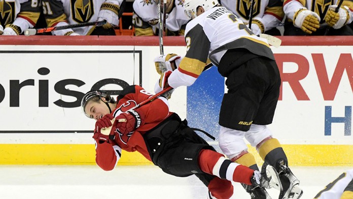 Hokejista Vegasu Zach Whitecloud (vpravo) a hráč New Jersey Devils Jack Hughes.