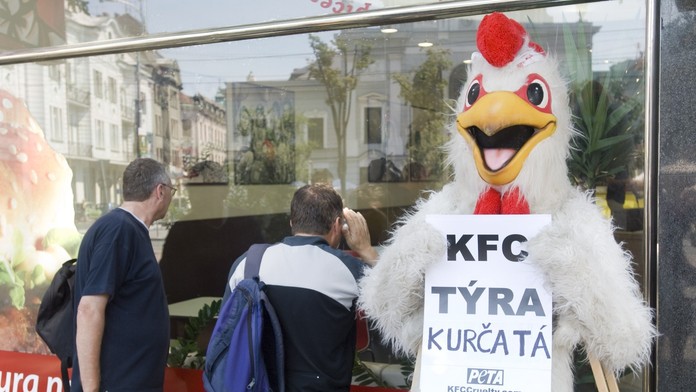 Na archívnej snímke jeden z protestov pred KFC v Bratislave.