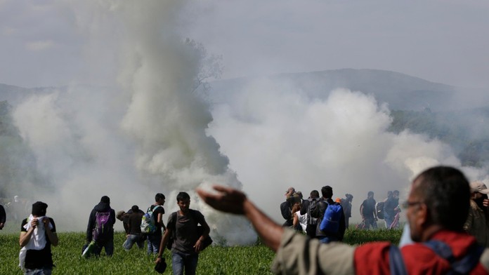 Proti migrantom zakročili slzným plynom.