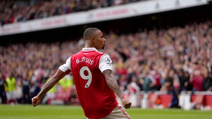 Arteta kúzli ako Merlin, londýnske derby pre Arsenal a Chelsea. Trossard hetrikom umlčal Anfield