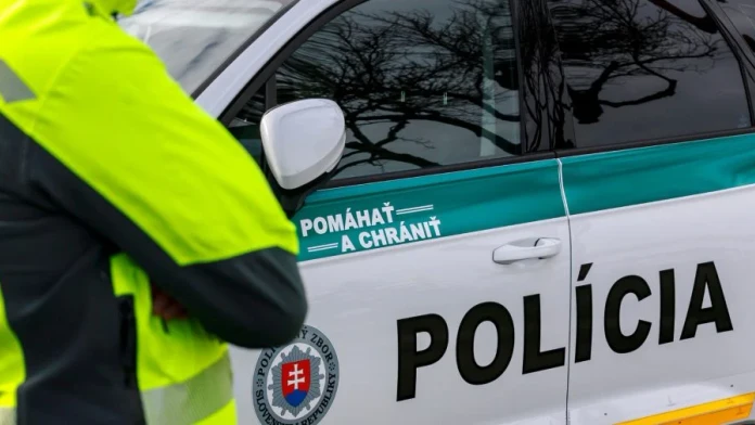 Vodiči, pozor. Na D1 horí kamión, diaľnicu úplne uzavreli