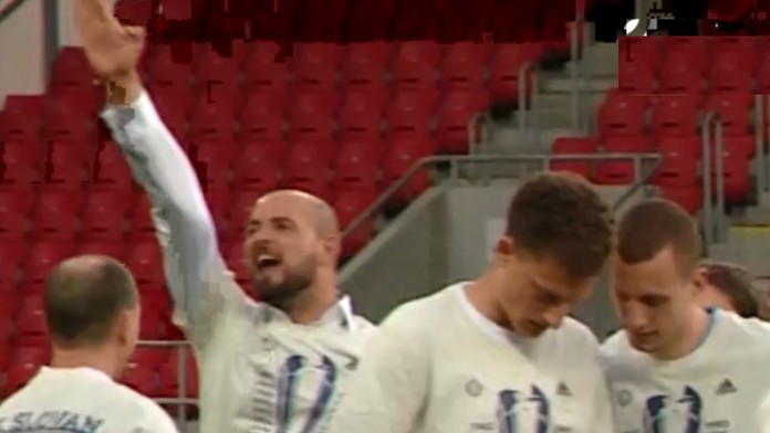 Ivan Kmotrík mladší so vztýčenou pravicou zdraví fanúšikov.