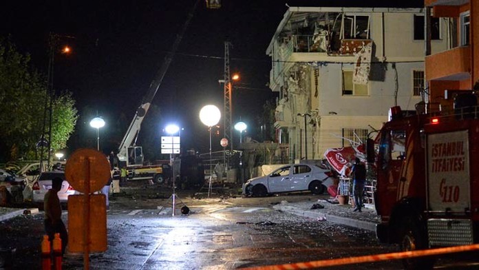 Bombový útok na policajnú stanicu v Istanbule zranil siedmich ľudí.