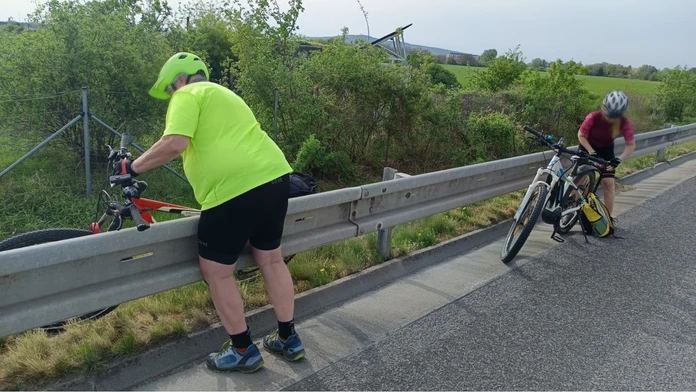 Muž so ženou sa na bicykloch vybrali na diaľnicu