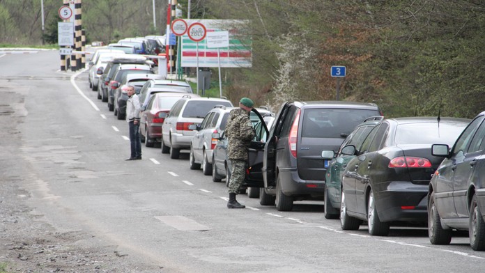Niektorí Ukrajinci stoja v kolóne pred Ubľou už týždeň. Takto si krátia čas