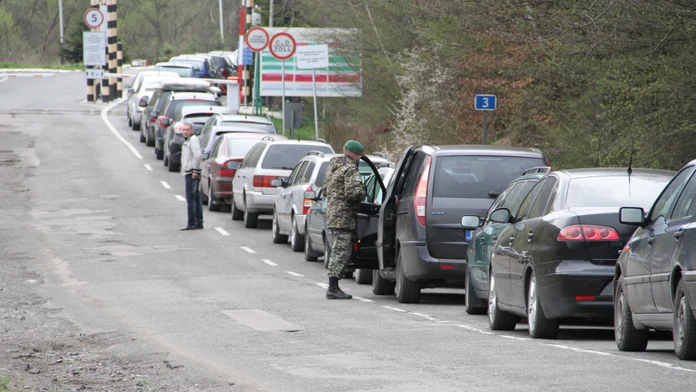 Niektorí Ukrajinci stoja v kolóne pred Ubľou už týždeň. Takto si krátia čas