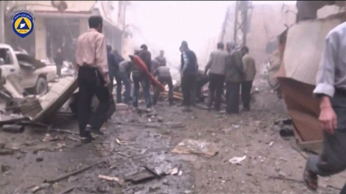 Video je plné kriku a plaču, vidieť na ňom zničené budovy a rodiny, ktoré sa pokúšajú uniknúť. 