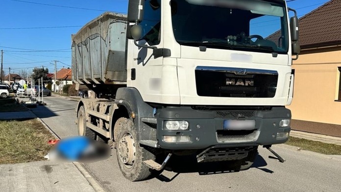 Kamión narazil do chodca, ktorý tlačil bicykel po krajnici. 