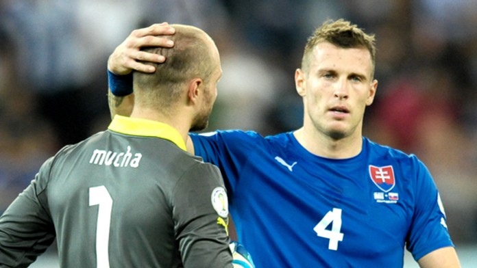 Ján Ďurica utešuje brankára Jána Muchu po vlastnom góle Martina Škretla v jeho sieti (uvod)
