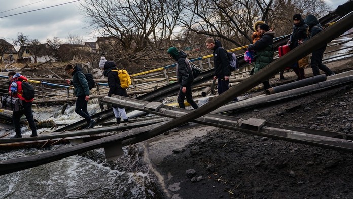 Humanitárne koridory v Mariupole vedú k zamínovaným cestám