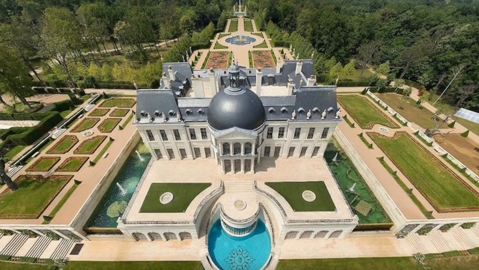 Matúš si pred pojednávaním zakrýval tvár.