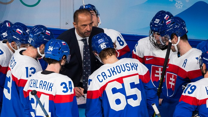 Ján Pardavý rozpráva s hráčmi v zápase Švédsko - Slovensko.