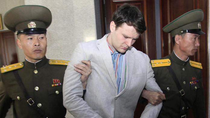 Otto Warmbier prichádza na súd v Pchjongjangu. 