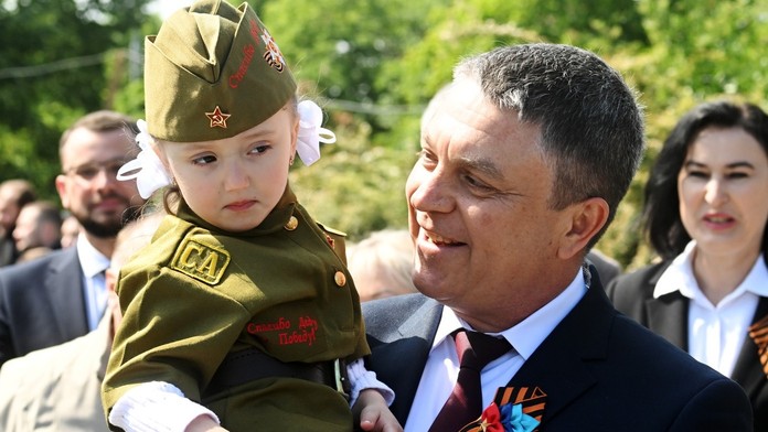 Rusko ponúka ukrajinské deti odtrhnuté od svojich rodín na adopciu