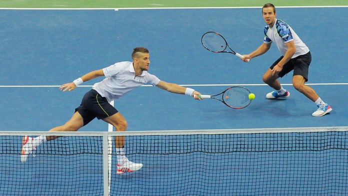 Martin Kližan (vľavo) a Andrej Martin v zápase štvorhry proti maďarským hráčom Attilovi Balázsovi a Mártonovi Fucsovicsovi.