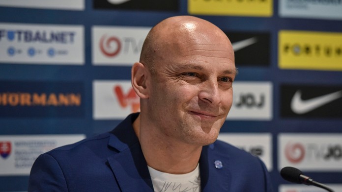 Tréner slovenskej futbalovej reprezentácie Pavel Hapal počas tlačovej konferencie.