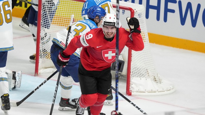 Na snímke hráč Švajčiarska Damien Riat oslavuje gól.