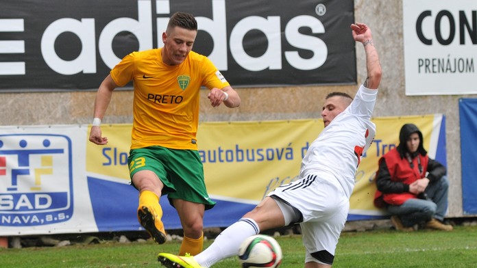 Na snímke vpravo hráč Trnavy Matúš Čonka a hráč Žiliny Jaroslav Mihalík 