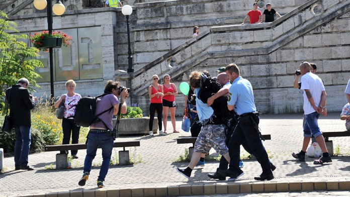 Zásah polície, keď extrémisti napadli jedného odporcu protestu počas protestnej demonštrácie proti imigrantom v Žiline.