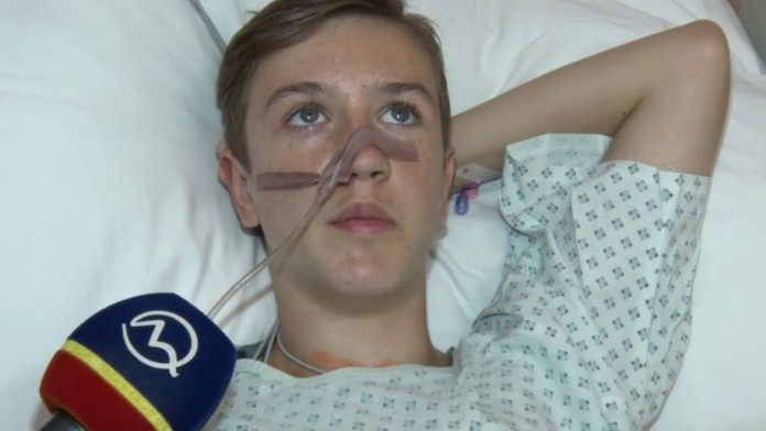 Chlapec vletel pod auto, pomoc odmietol