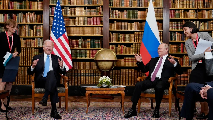 Ruský prezident Vladimir Putin a americký prezident Joe Biden sa usmievajú počas stretnutia vo vile La Grange v Ženeve.