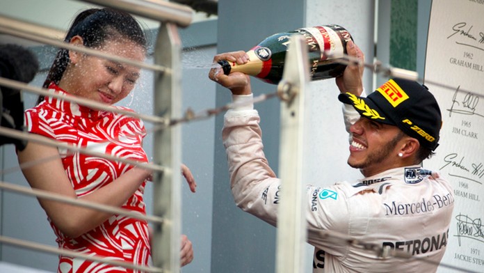 Lewis Hamilton a čínska hosteska.