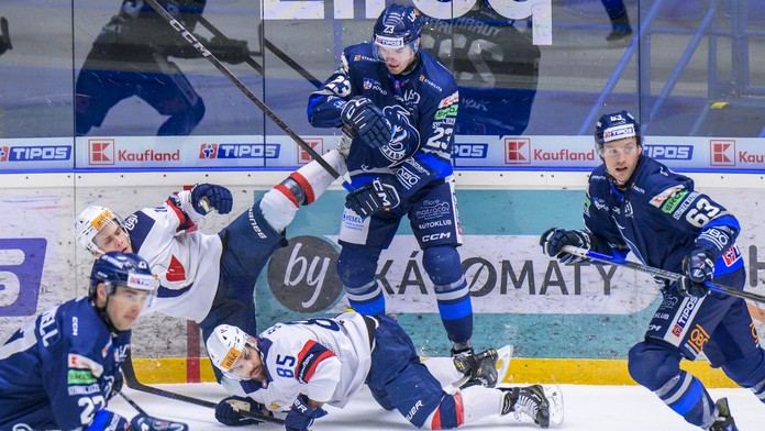 Zámky schytali v Nitre trinásť gólov. Extraliga videla aj dve nájazdové drámy, séria Žiliny či Popradu pokračuje