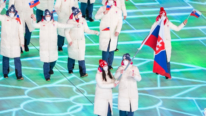 Vlajkonosiči slovenskej výpravy - hokejista Marek Hrivík a sánkarka Katarína Šimoňáková počas otváracieho ceremoniálu ZOH 2022.