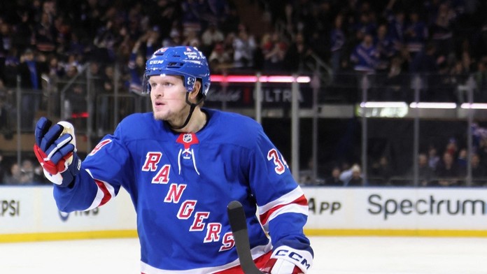 Priateľku okrádal o peniaze, aby splatil dlhy. Americký hokejista čelí vážnym obvineniam