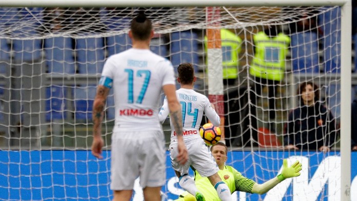 Dries Mertens strieľa gól po prihrávke od Mareka Hamšíka.