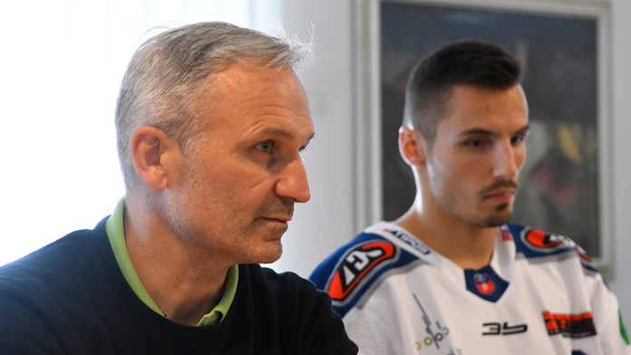 Zľava tréner Spišskej Novej Vsi Miroslav Mosnár a kapitán tímu Branislav Rapáč.