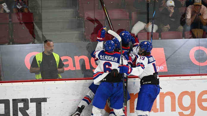 Reprezentanti USA do 18 rokov sa tešia z gólu