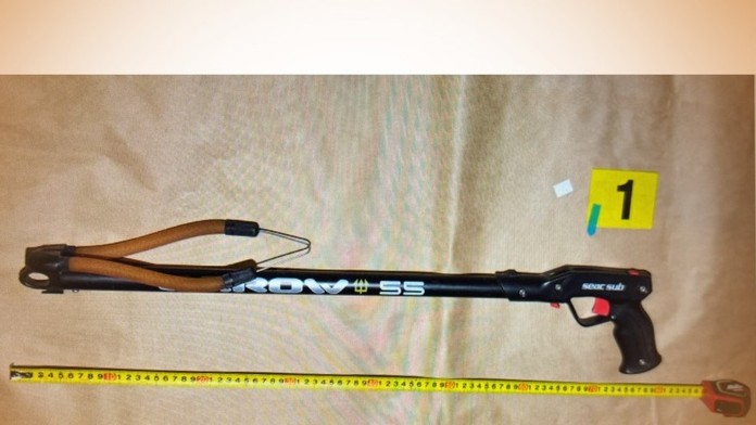 Útok harpúnou na strednom Slovensku. Muža zasiahol šíp do krku