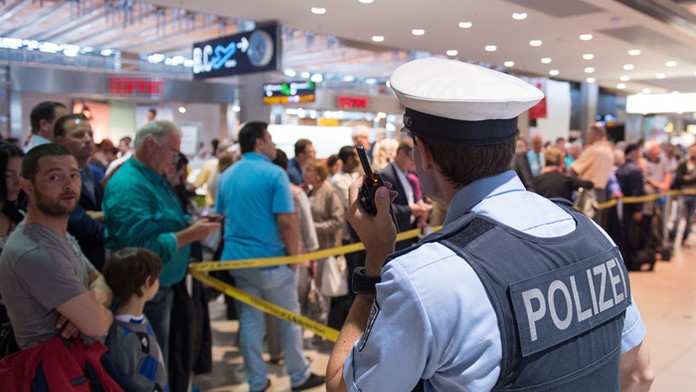 Nemecká polícia pozastavila všetky odlety z prvého terminálu letiska medzi Kolínom nad Rýnom a Bonnom.