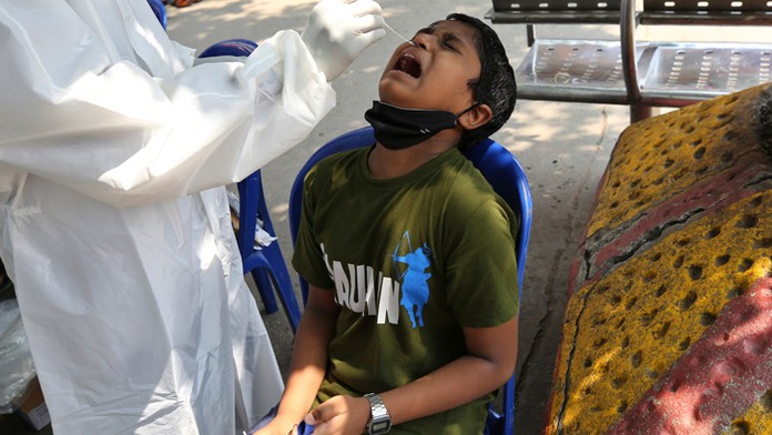 India patrí ku krajinám, ktoré sú aktuálne najviac zasiahnuté epidémiou koronavírusu.