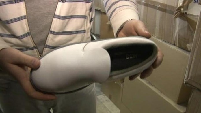 Zadarmo dostali 500 párov topánok.