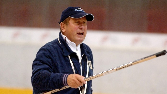 Na archívnej snímke z roku 2005 Josef Augusta ako hlavný tréner HC Slovan Bratislava.