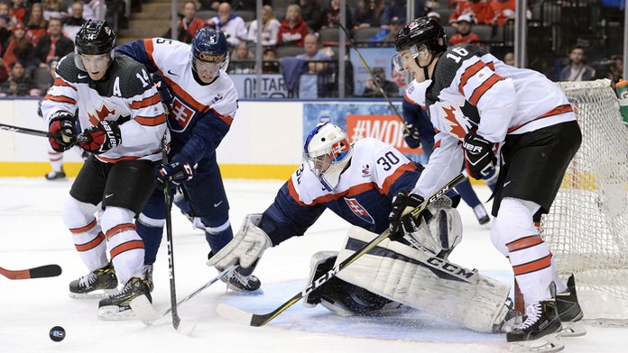 Slovenskí hokejisti vstúpili do juniorských MS debaklom 0:5 s Kanadou.