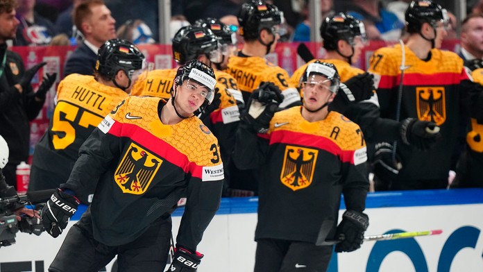 Nemecký hokejista John Peterka sa teší z gólu