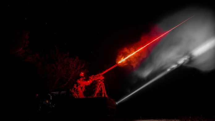 Ukrajinský vojak protivzdušnej obrany strieľa z guľometu počas cvičenia v Chersonskej oblasti.