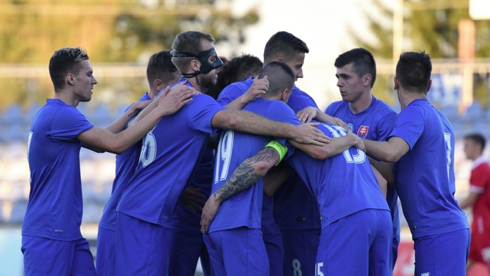 Slovenskí futbalisti do 21 rokov sa tešia z gólu