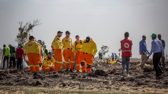 Kardinál George Pell prichádza na súd.