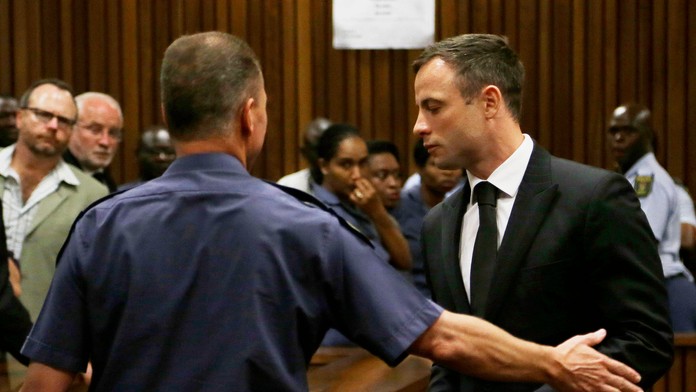 Oscar Pistorius odchádza so súdnej siene po vypočutí rozsudku.